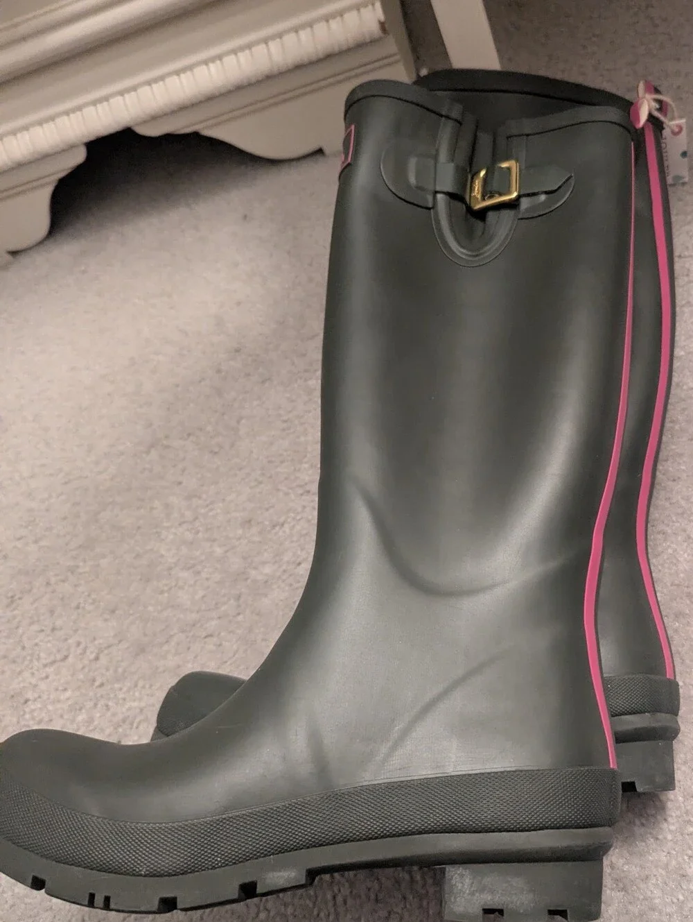 Joules rain boots feature a distinctive olive green matte finish (8)